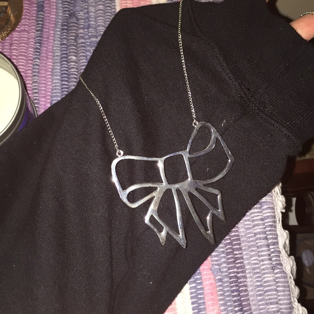Bow necklace